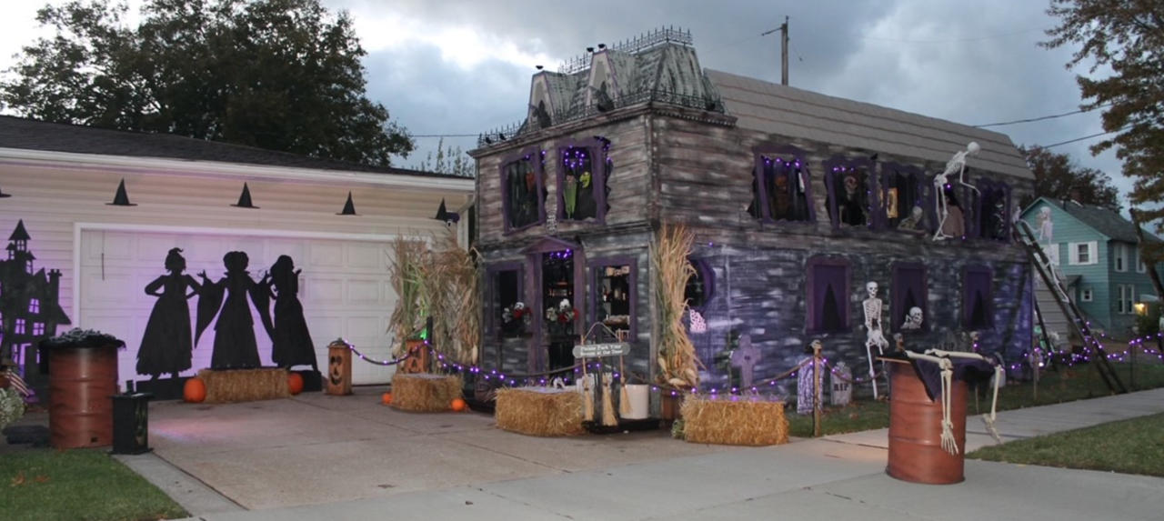 Halloween Displays Near Me 2025